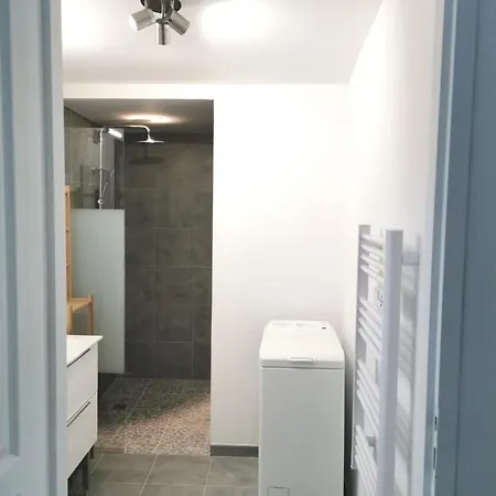Studio Independant Renove En 2020, Piscine, 11min Avignon Holiday home *